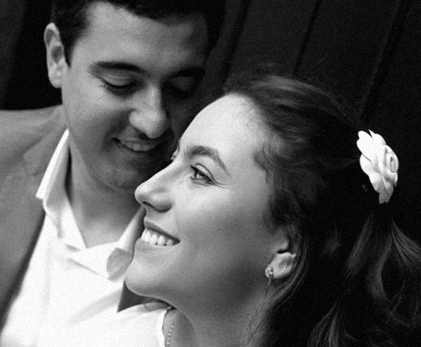 Bruna e Haroldo sorrindo, rosto com rosto