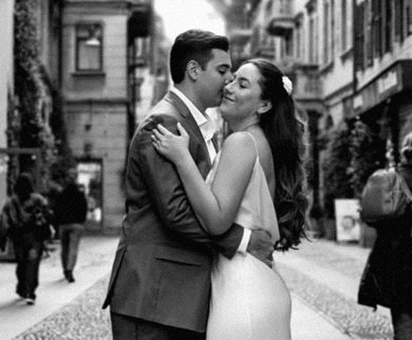 Bruna e Haroldo se beijando na rua